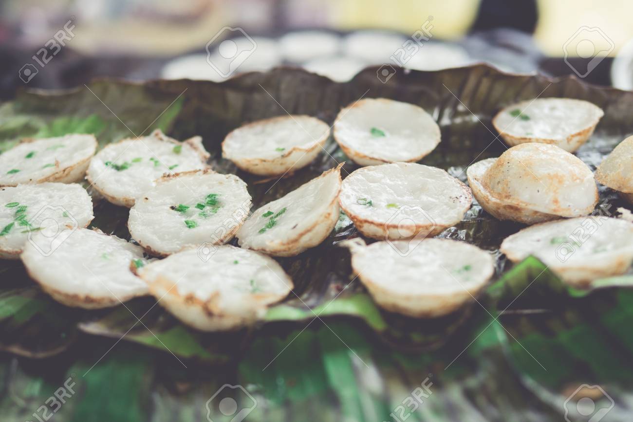 汚い鍋 タイ風コール カノム クロック でタイの平ひも タイの屋台の食べ物 ビンテージ フィルター の写真素材 画像素材 Image