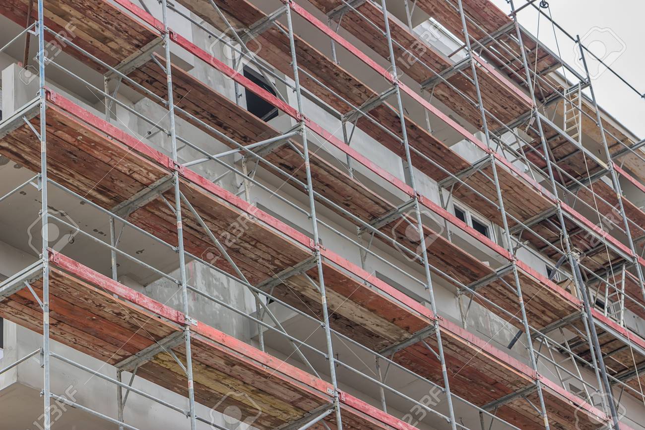 大規模な建物の足場 建築中の足場 要約 建設業界 の写真素材 画像素材 Image