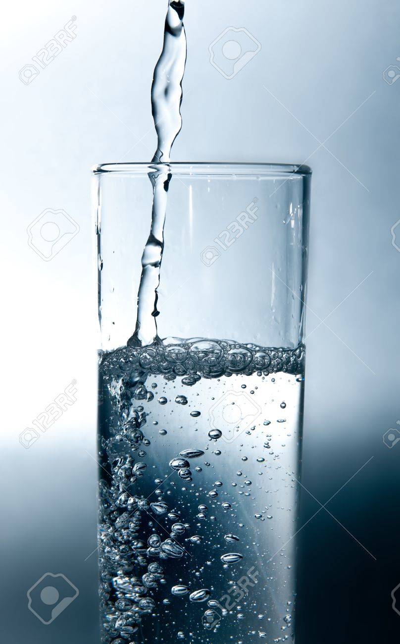 Tourne En Studio De L Eau Qui Coule Dans Le Verre Banque D Images Et Photos Libres De Droits Image