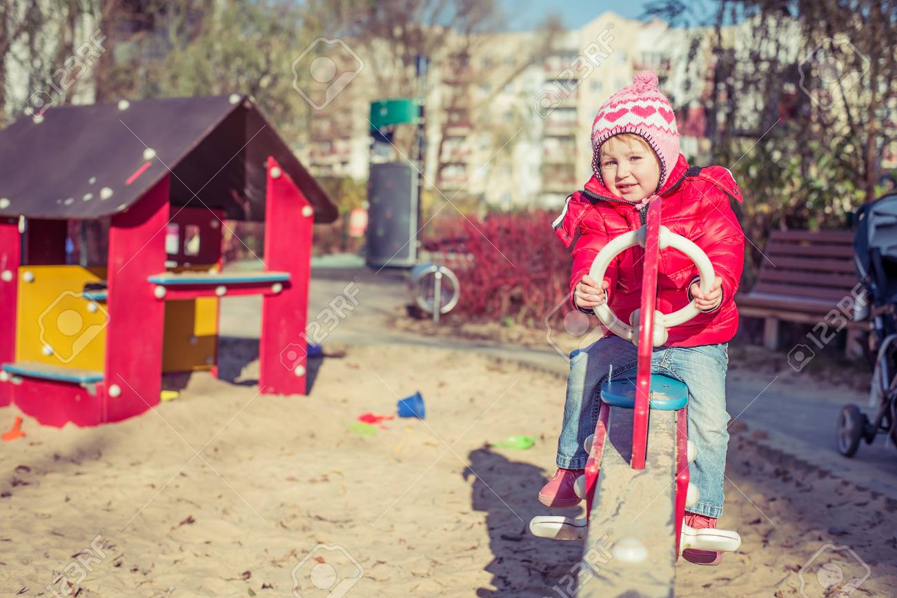 秋の遊び場で遊ぶかわいい女の子 の写真素材 画像素材 Image