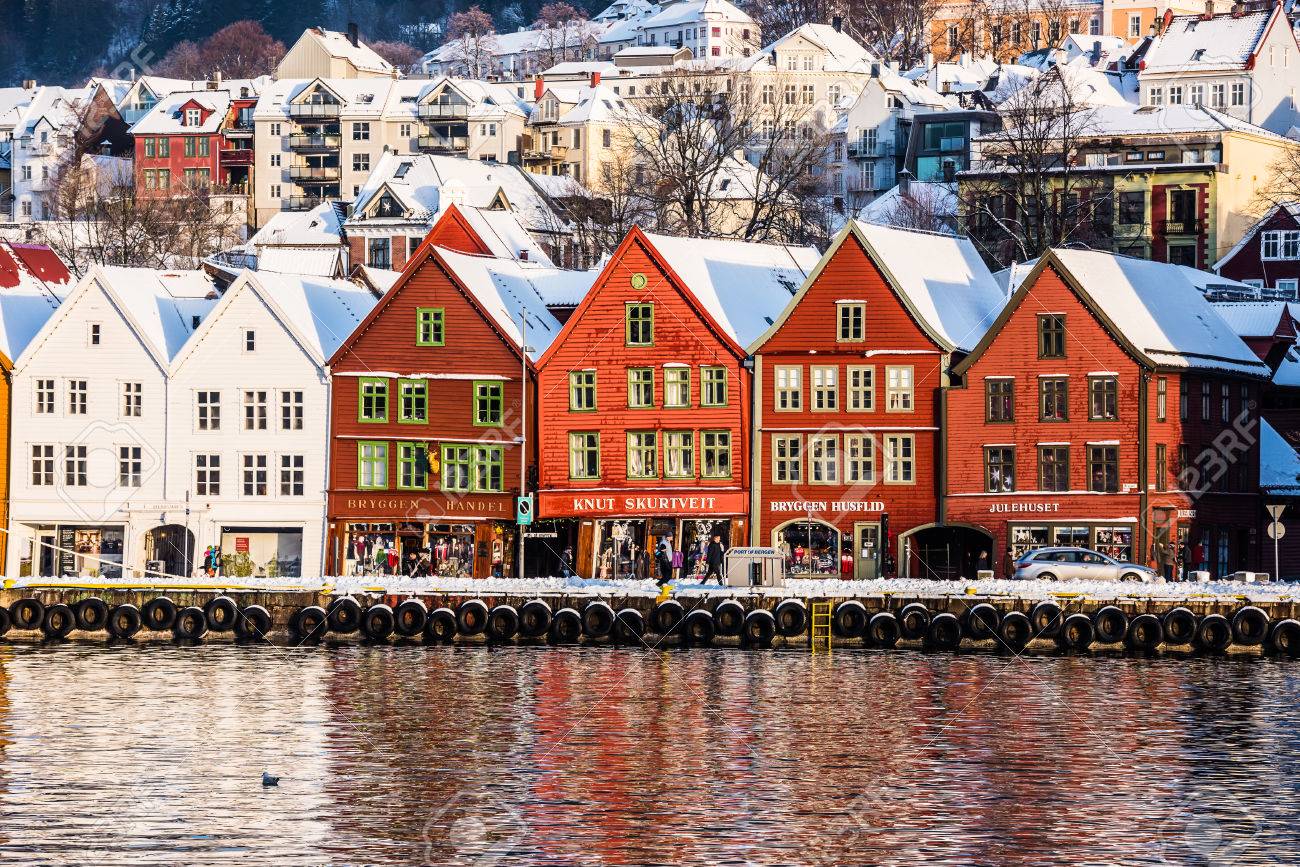 ベルゲン ノルウェー 14 年 12 月 27 日 有名なブリッゲンとクリスマス ノルウェーのベルゲンの中心部の古い家屋 の写真素材 画像素材 Image