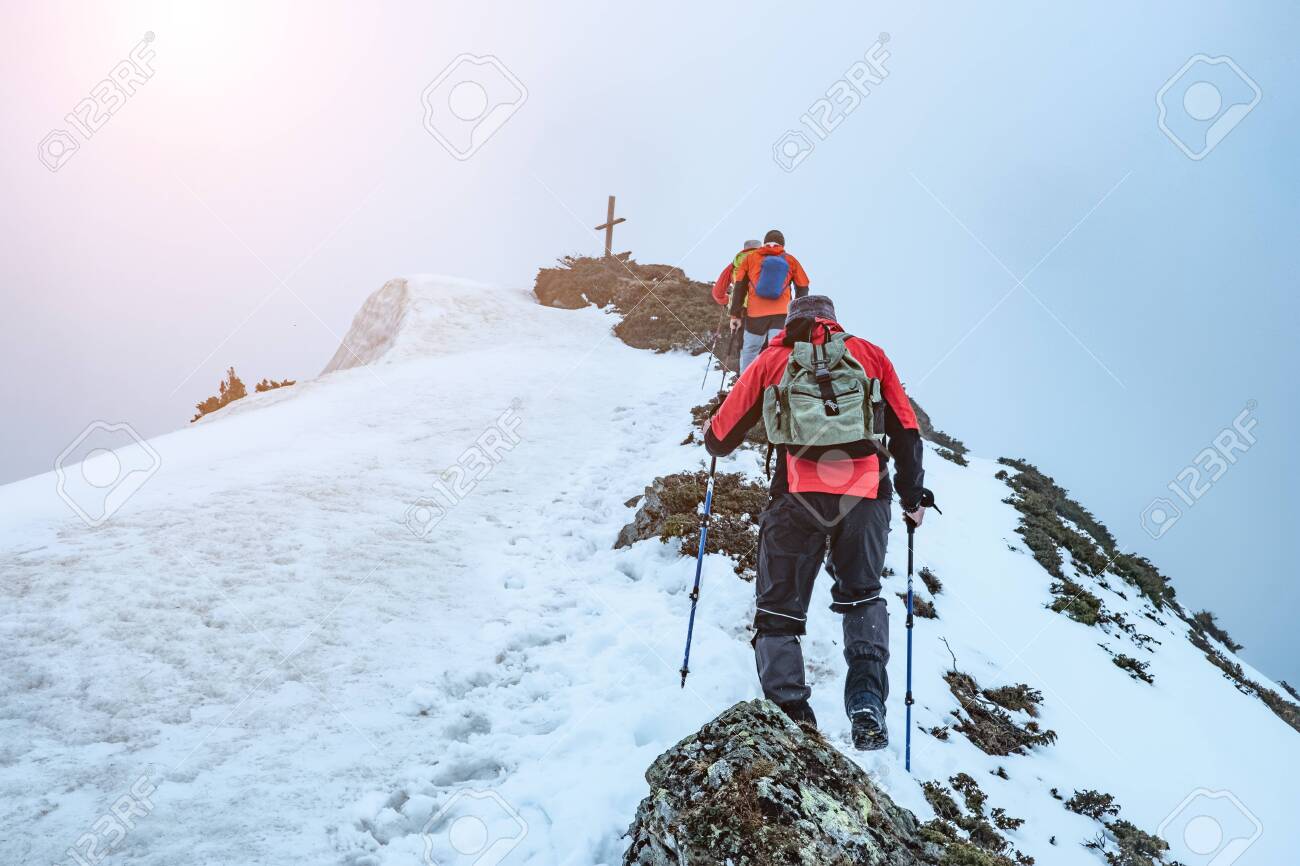 Line Of Hikers Are Climbing Towards Top Of The Mountain Covered In Thick Fog の写真素材 画像素材 Image