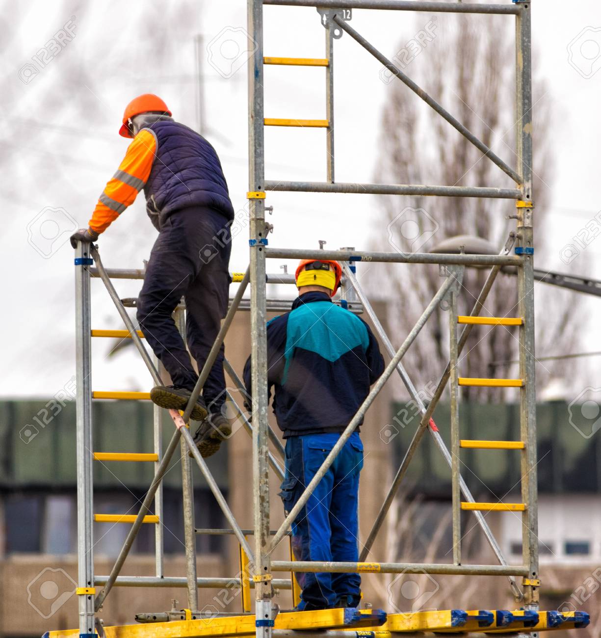 建設現場に金属足場を組む作業員2人 の写真素材 画像素材 Image