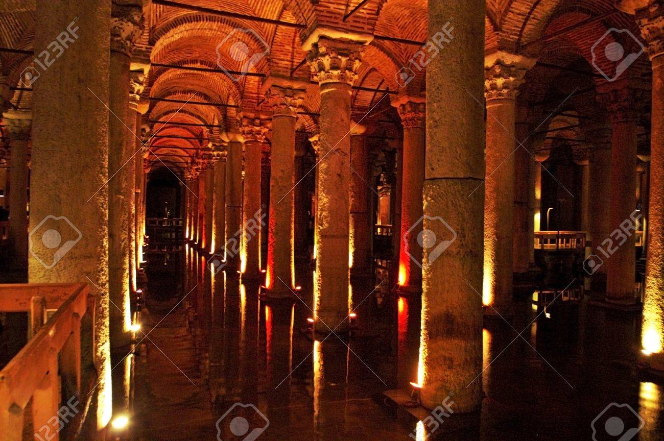 トルコ イスタンブール 地下のバシリカ シスタン 皇帝 Justinianus によってビザンチン水貯水池ビルド の写真素材 画像素材 Image