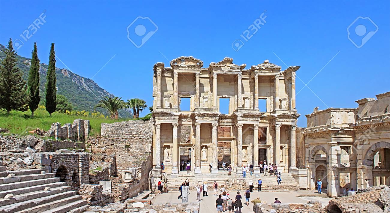 正体不明の観光客は エフェソスのギリシャ ローマ遺跡を訪問します エフェソスはトルコの最も訪問された場所の 1 つとしてユネスコの永久的な一覧の メンバーシップに適用されます の写真素材 画像素材 Image