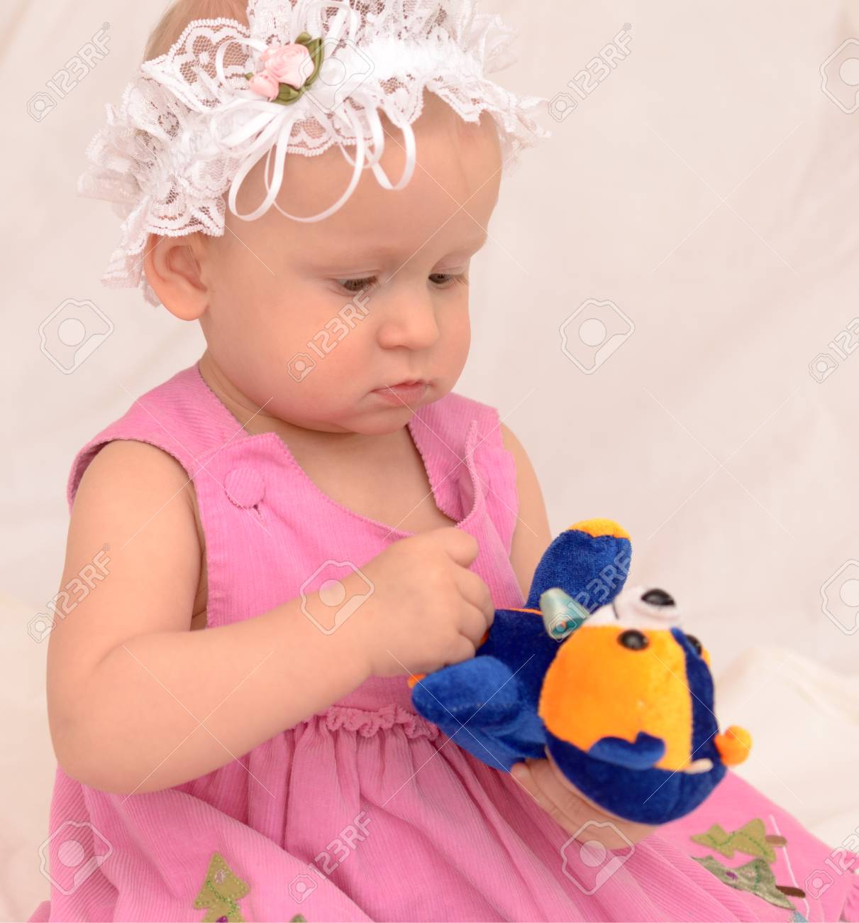 彼女の母親とおもちゃ 1 歳女の子 の写真素材 画像素材 Image 彼女の母親とおもちゃ 1 歳女の子 の写真素材 画像素材 Image