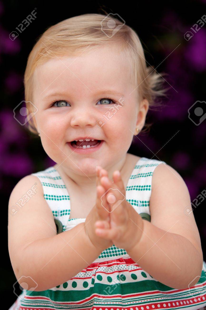 外に素敵な笑顔と拍手の女の赤ちゃん の写真素材 画像素材 Image