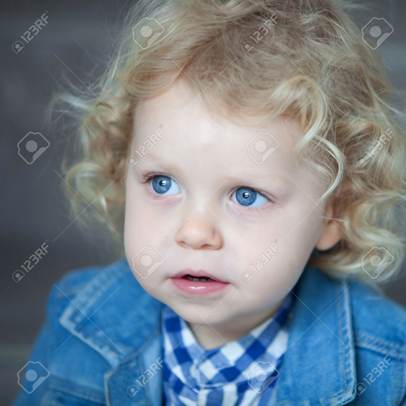 Beau Bebe Blond Aux Yeux Bleus Et Les Cheveux Boucles Banque D Images Et Photos Libres De Droits Image Beau Bebe Blond Aux Yeux Bleus Et Les Cheveux Boucles Banque D Images Et Photos Libres De Droits Image