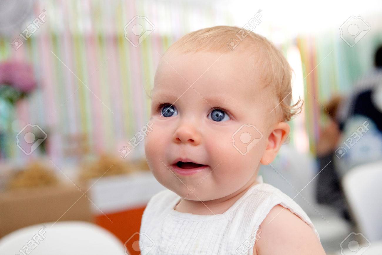Beau Bebe Blond Aux Yeux Bleus Souriant Banque D Images Et Photos Libres De Droits Image Beau Bebe Blond Aux Yeux Bleus Souriant Banque D Images Et Photos Libres De Droits Image