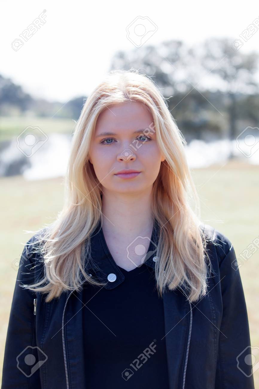 クールな金髪女の子春で良い時間を楽しんで の写真素材 画像素材 Image