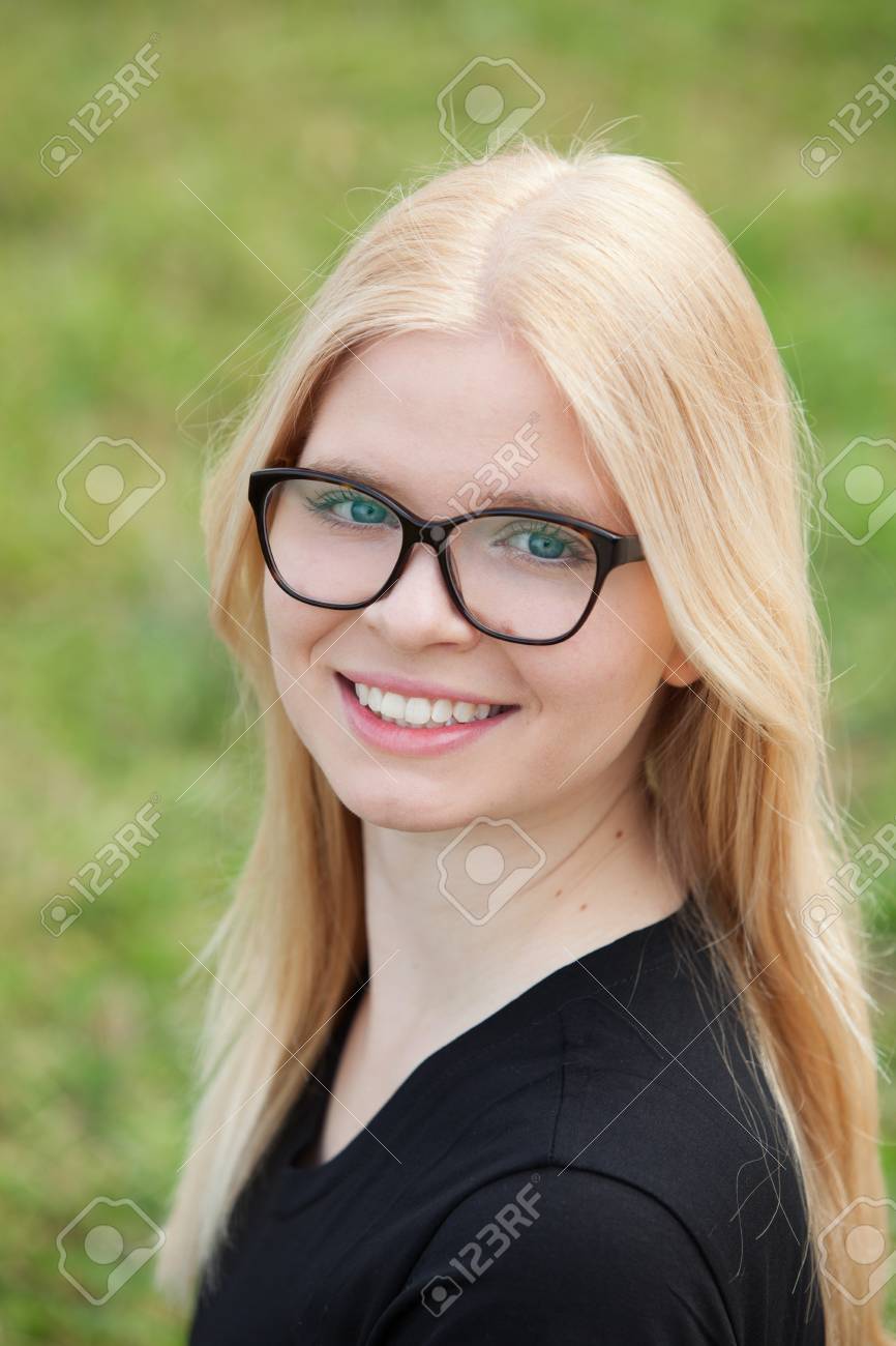 Mädchen mit Brille Mädchen mit Brille