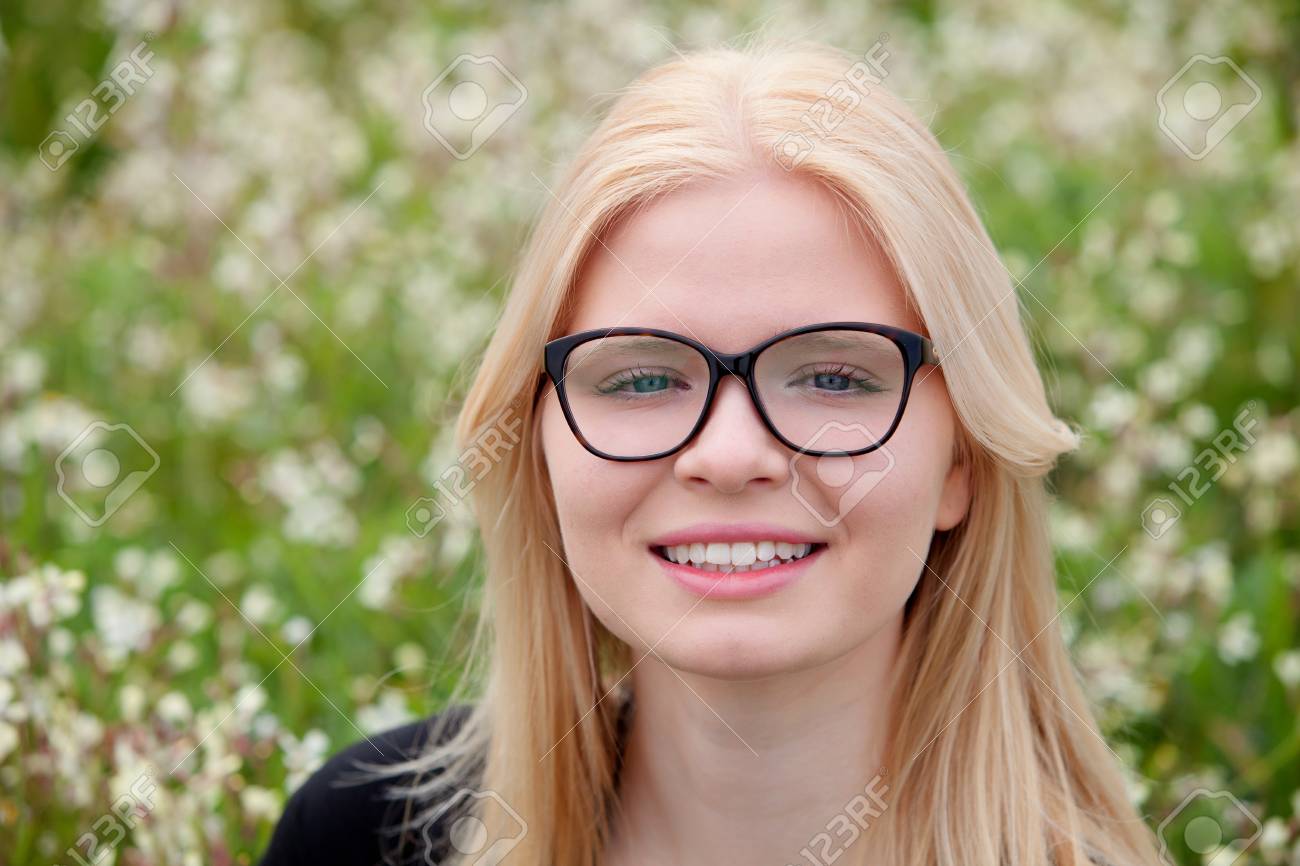 Mädchen mit Brille Mädchen mit Brille