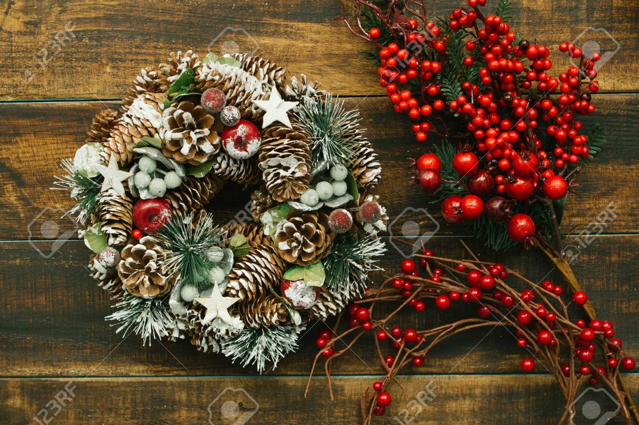 クリスマス リース自然の要素と赤い果実の枝によって形成されます の写真素材 画像素材 Image