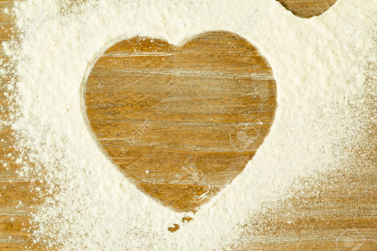 テーブルにふるいにかけた小麦粉ハート形 の写真素材 画像素材 Image 6171