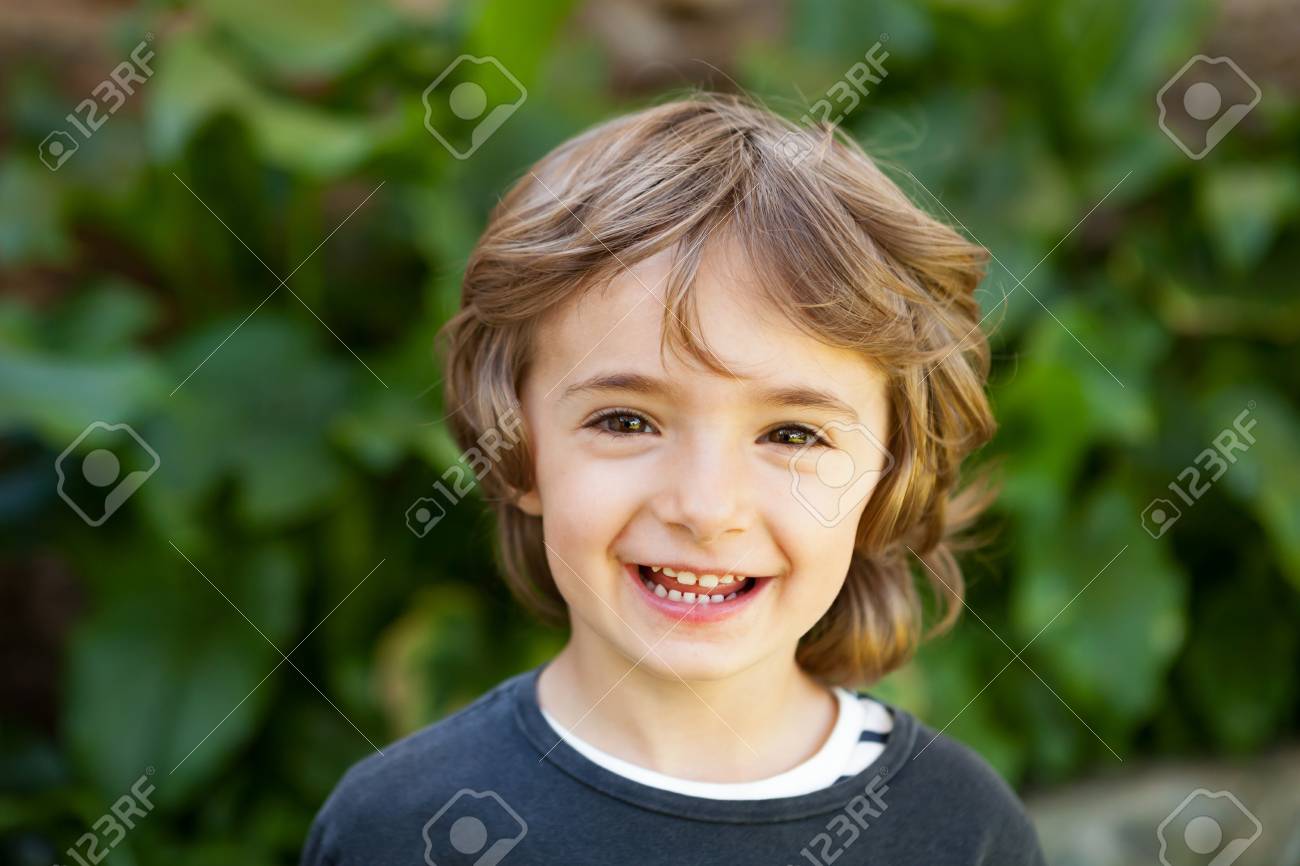 カメラ目線フィールドで愛らしい小さな子供 の写真素材 画像素材 Image カメラ目線フィールドで愛らしい小さな子供 の写真素材 画像素材 Image