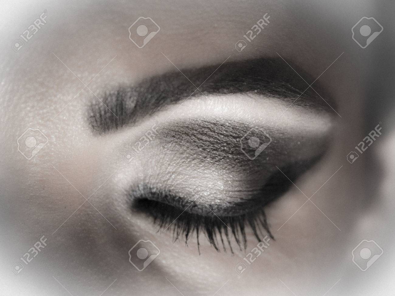 Maquillage Pour Les Yeux Fermés Avec Des Nuances De Gris Et Noir Ligne