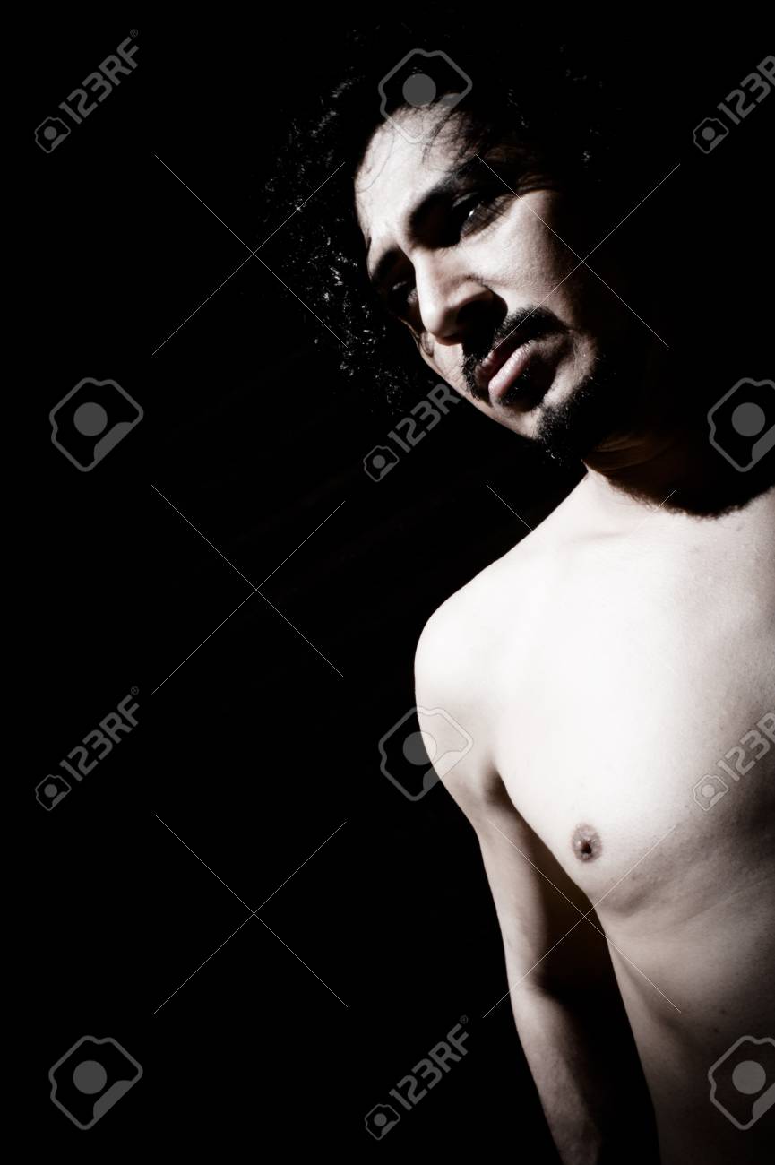 Retrato De Hombre Latino Con Barba Y Cabello Negro Rizado. Torso Desnudo  Fotos, retratos, imágenes y fotografía de archivo libres de derecho. Image  107583432