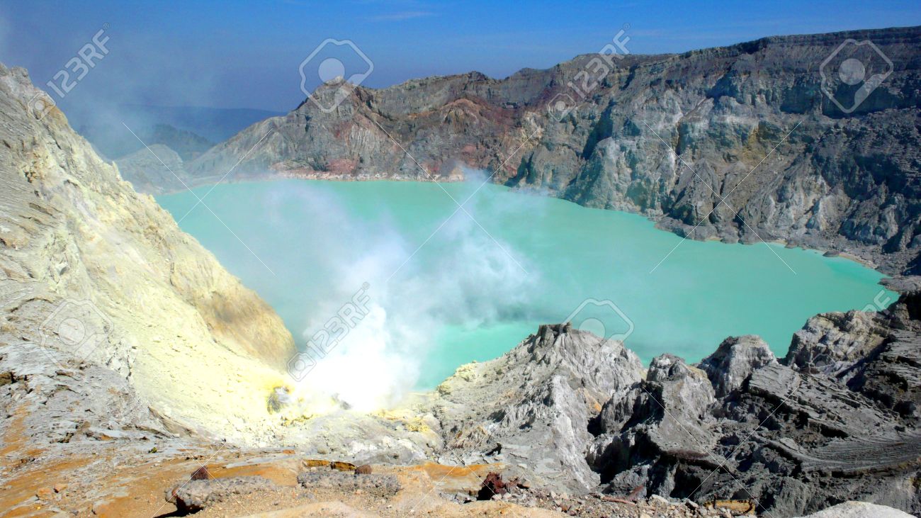 マウント Ijen 火山 Java のクレーターの硫酸湖 インドネシア の写真素材 画像素材 Image