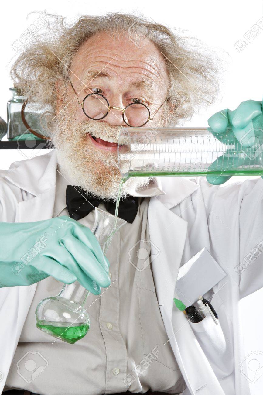 ラボ対策緑液ビーカー クローズ アップ 縮れ毛白髪の元気なシニア マッドサイエンティスト丸いメガネ 白衣 アクア ゴム手袋 垂直 高いキー の写真素材 画像素材 Image