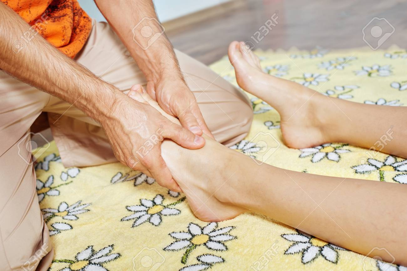 キャビンのマッサージ オイルで足マッサージ の写真素材 画像素材 Image