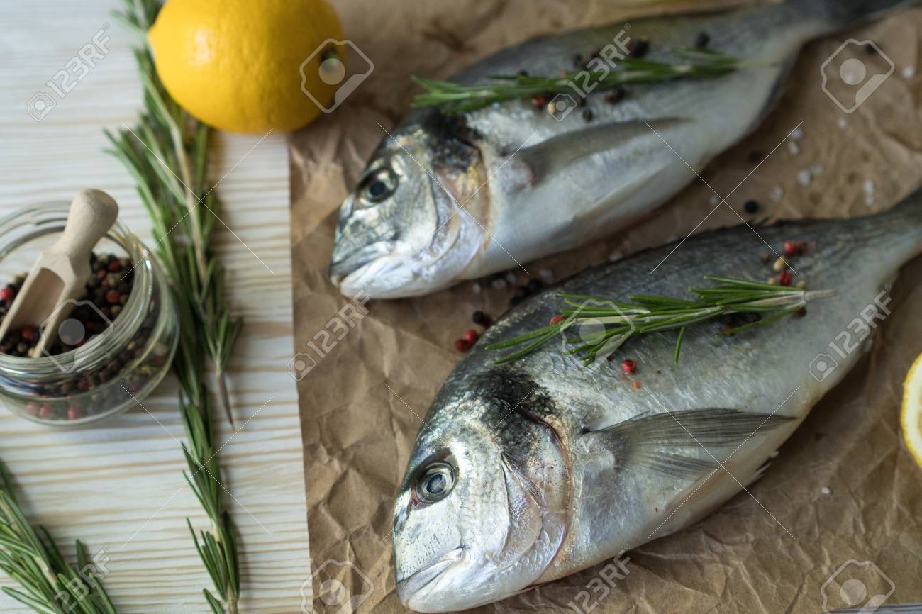 生の魚料理や食材 ドラド レモン ハーブおよびスパイス の写真素材 画像素材 Image