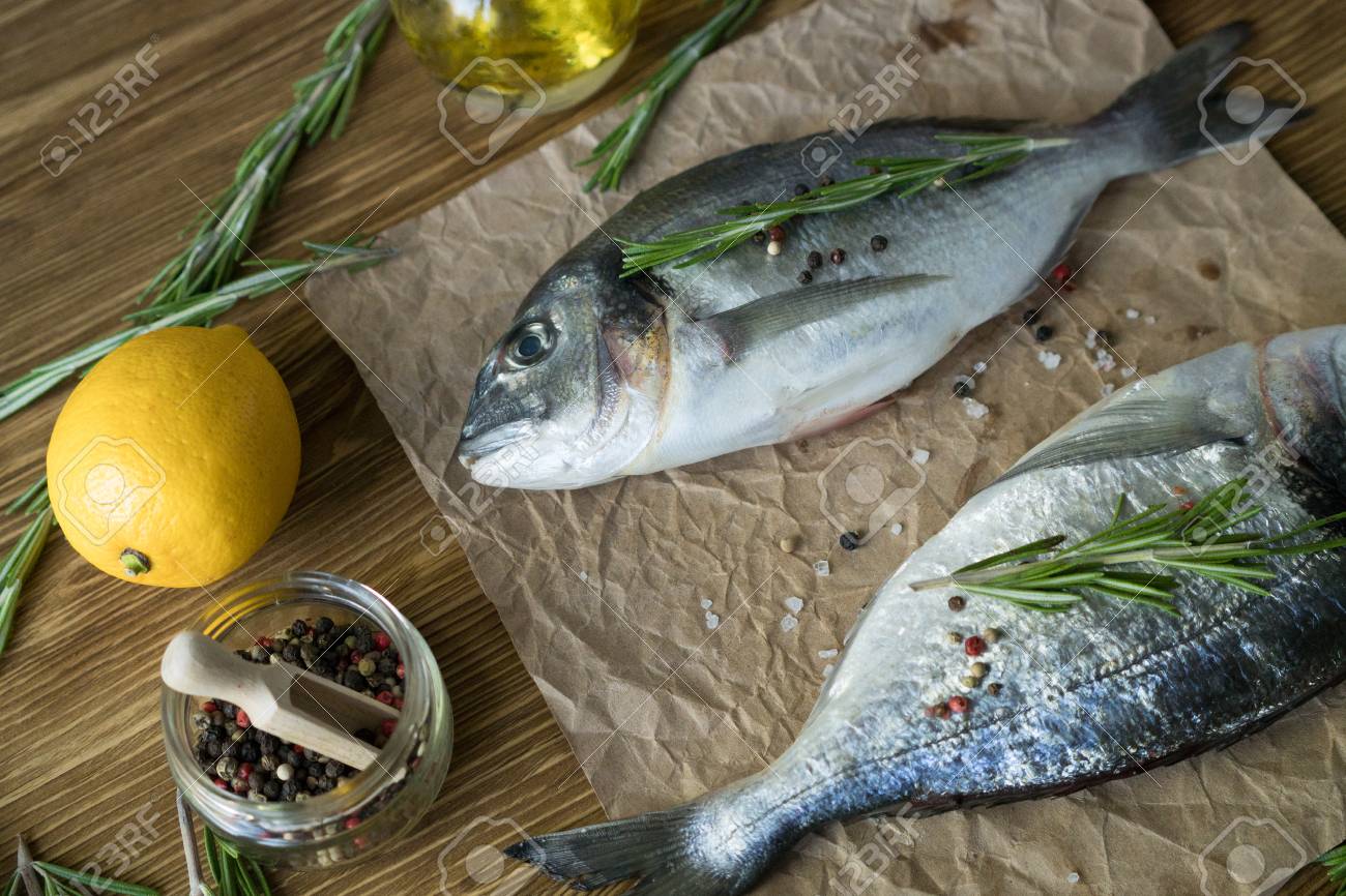 生の魚料理や食材 ドラド レモン ハーブおよびスパイス の写真素材 画像素材 Image