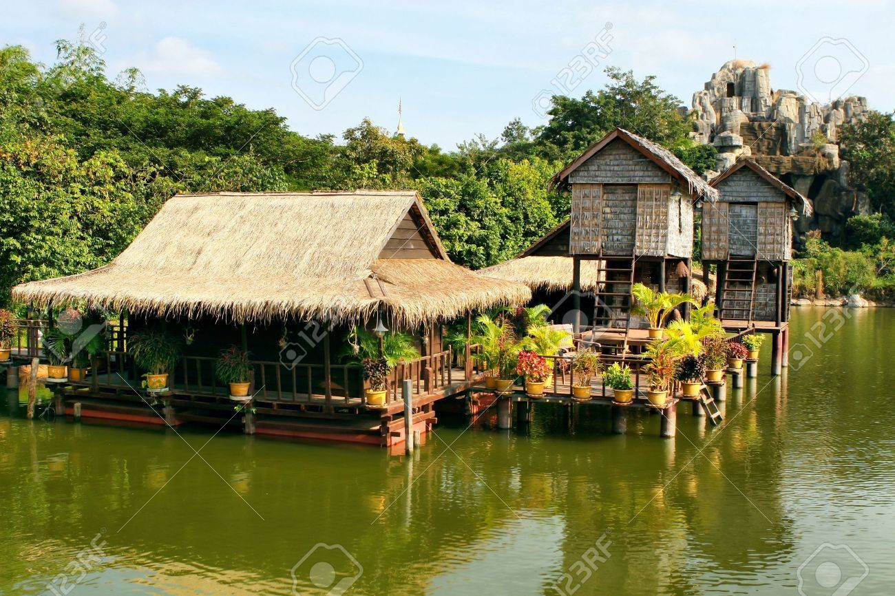 Case su palafitte. siem reap. cambogia. foto royalty free ... Case di legno su palafitte