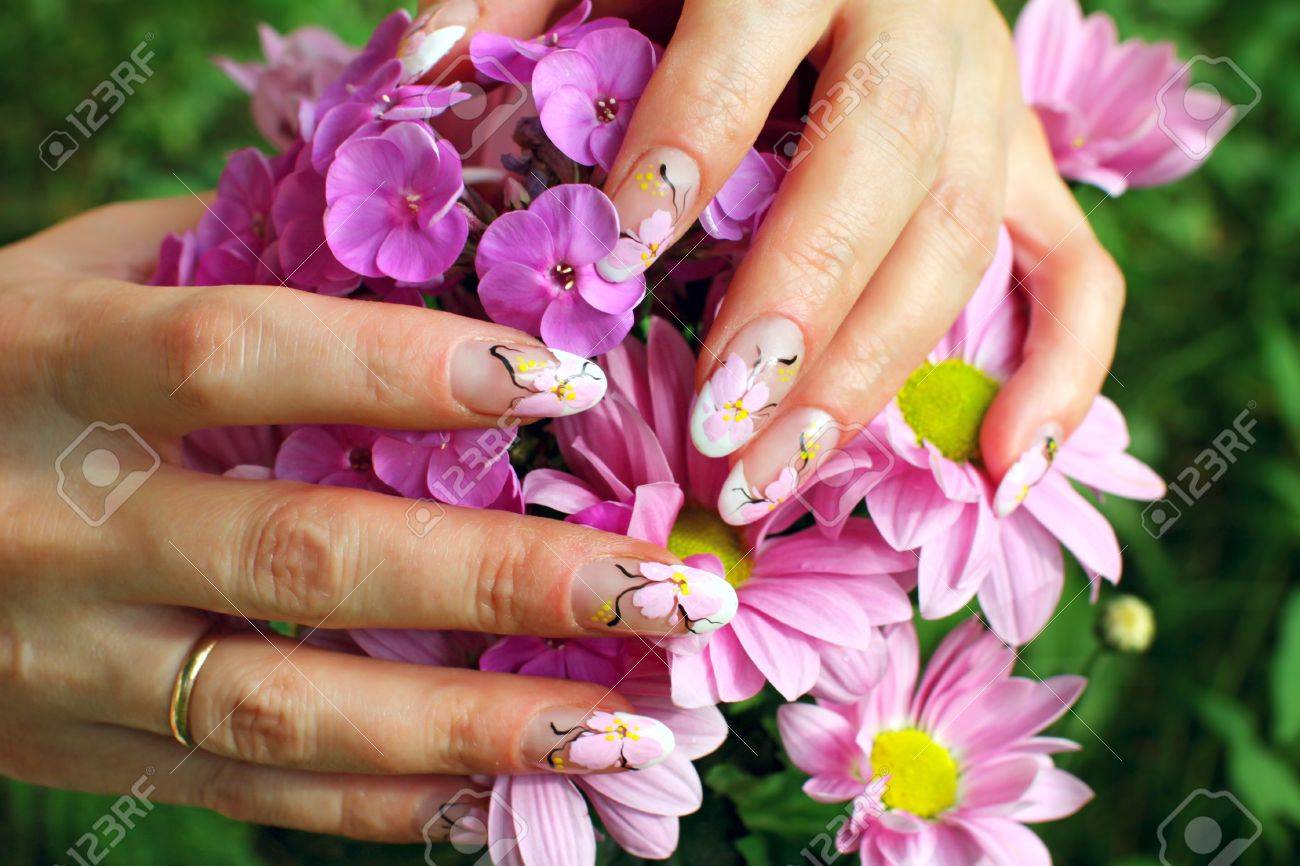 ネイル アート デザイン 菊の花を持つ女性の手 の写真素材 画像素材 Image