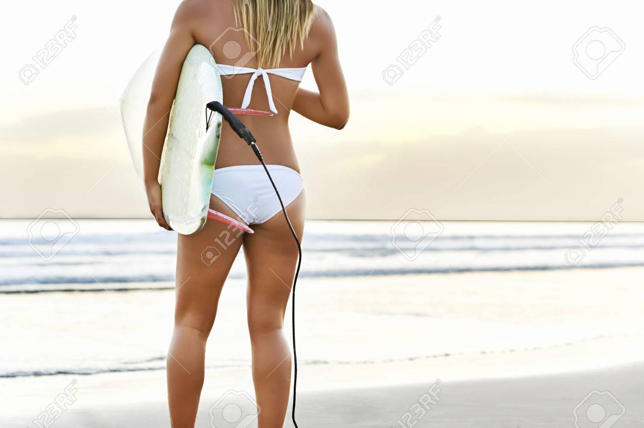 サーファーの女の子立っている海サーフボード ビーチ ビキニ バック の写真素材 画像素材 Image