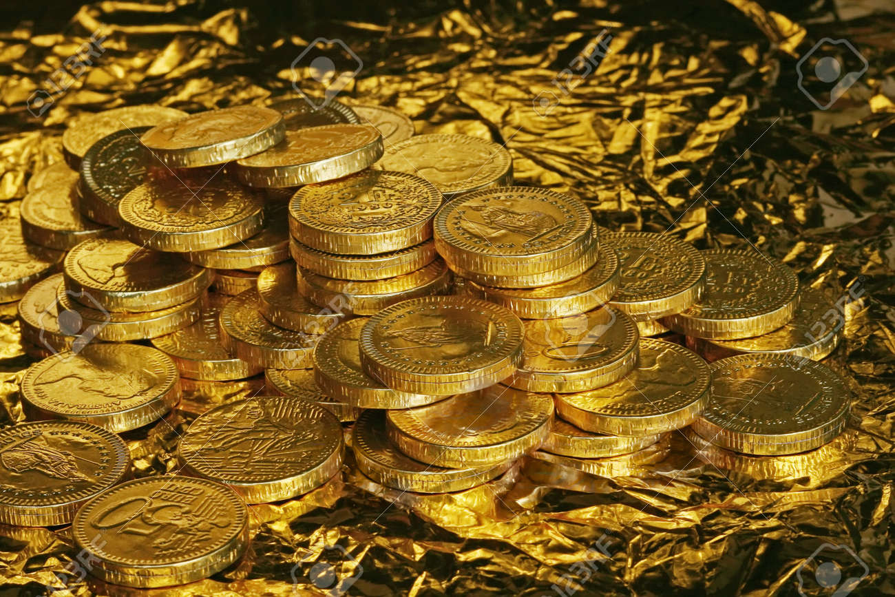 金色の背景にゴールデン チョコレート コインの山の写真素材・画像素材 Image 2255743