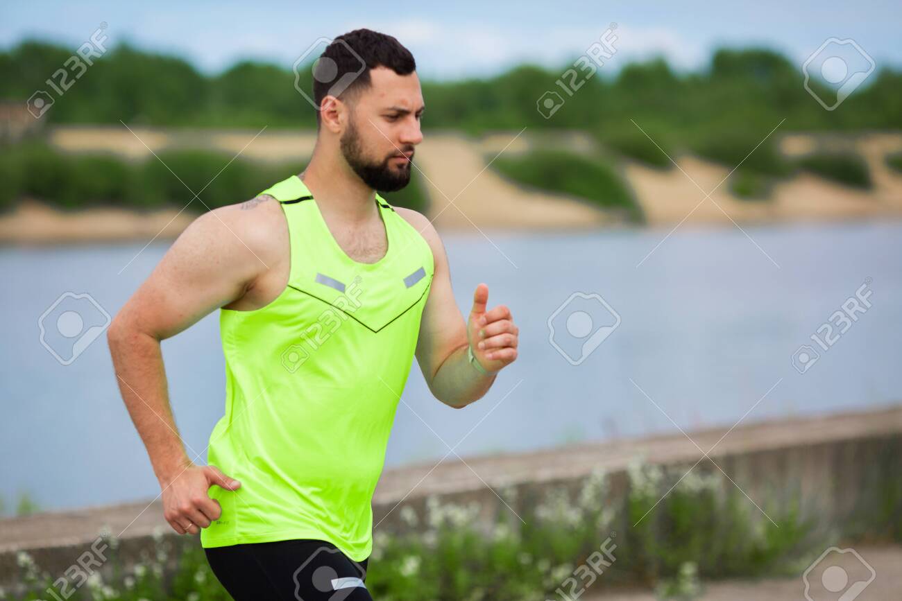 Hombre Atlético Con Ropa Deportiva Elegante Corriendo En La Naturaleza, Fotografía Para Blog O Anuncio De Deporte Y Estilo De Vida Saludable Fotos, Retratos, Y De Archivo Libres De Derecho.