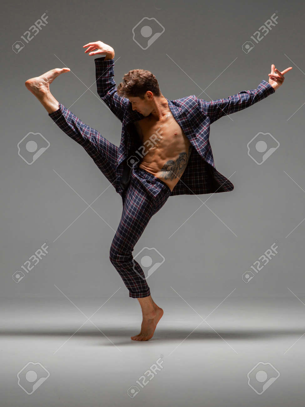 ダンスクール スタジオでスーツを着て表現力豊かなダンスを踊るクールな若い男のダンサー。ダンススクールのポスター。ダンスレッスンの写真素材・画像素材 Image  153263249
