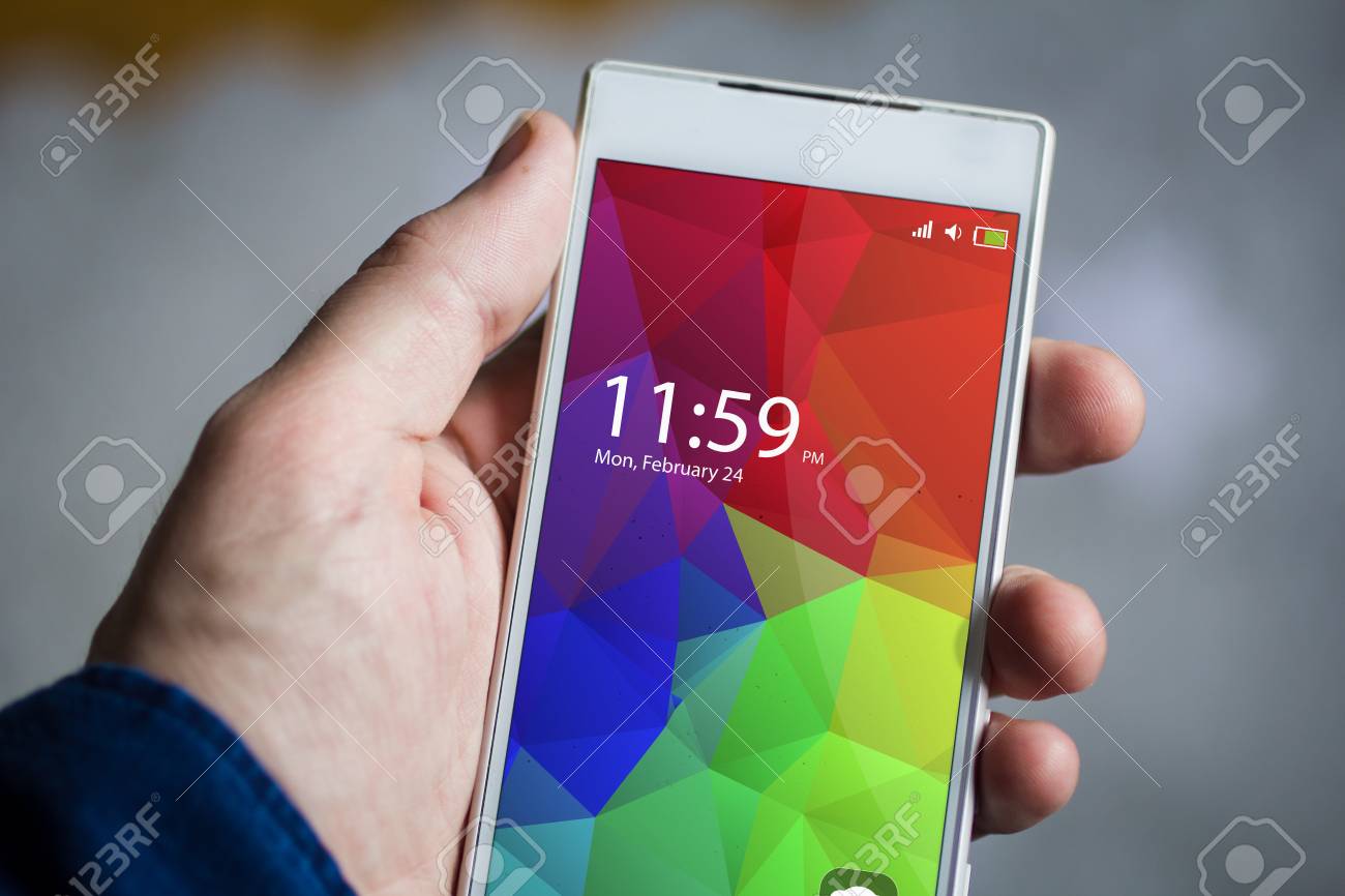 남자 손 들고 스마트 폰입니다. 모든 화면 그래픽이 구성됩니다. 로열티 무료 사진, 그림, 이미지 그리고 스톡포토그래피. Image  60013544