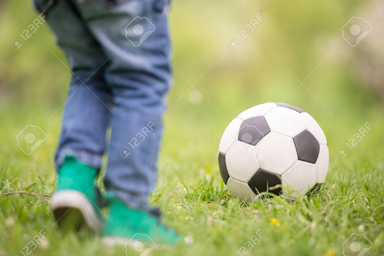 夏の公園でサッカー ボールで遊んで小さなかわいい男の子です の写真素材 画像素材 Image 夏の公園でサッカー ボールで遊んで小さなかわいい男の子です の写真素材 画像素材 Image