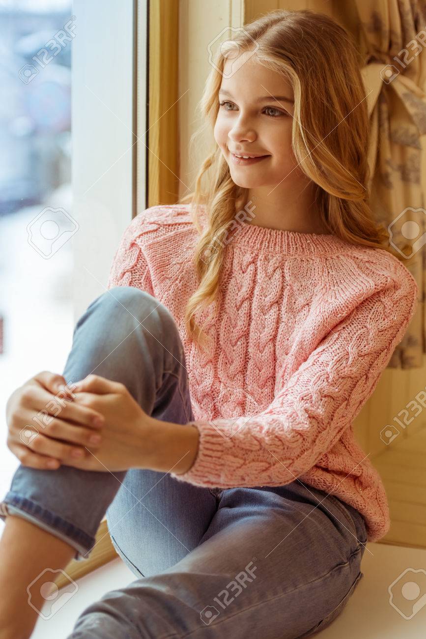 Schone Teenager Madchen Lachelnd Wahrend Im Zimmer Auf Der Fensterbank Sitzen Lizenzfreie Fotos Bilder Und Stock Fotografie Image 52670369
