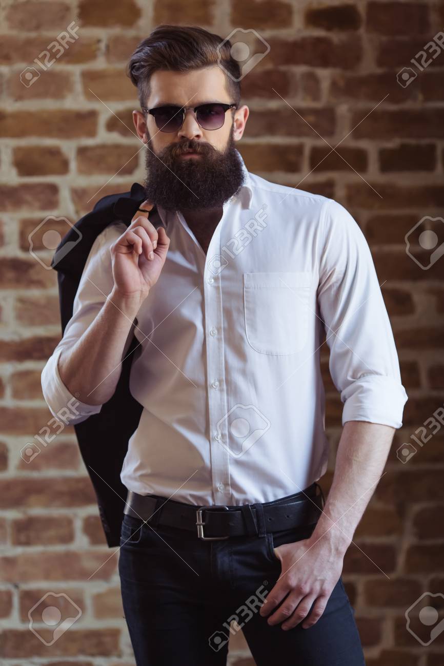 uomo con camicia bianca