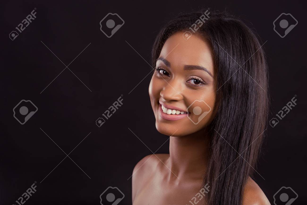 裸の美しいアフロ アメリカ女の子笑顔と黒い背景にカメラ目線の肖像画 の写真素材 画像素材 Image