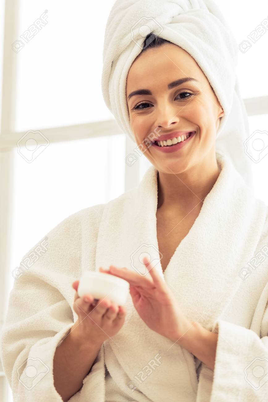 Portrait De La Belle Fille Avec Une Serviette De Bain Sur Sa Tete Tenant Un Pot De Creme Regardant La Camera Et Souriant Banque D Images Et Photos Libres De Droits Image 56009096