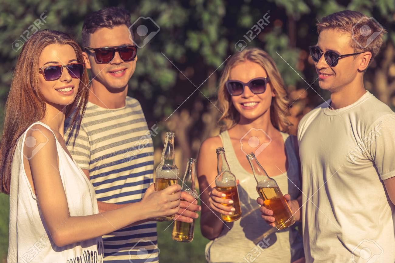 Sol Son De Personas Ropa Casual La Jóvenes Y Hermosas En Las Gafas WHIYED29