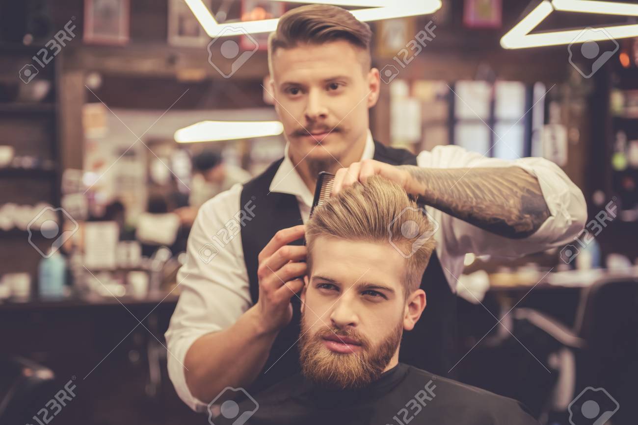 Gut Aussehender Bartiger Mann Freut Sich Wahrend Friseur Im Frisorladen Haarschnitt Bekommen Lizenzfreie Fotos Bilder Und Stock Fotografie Image 69608061