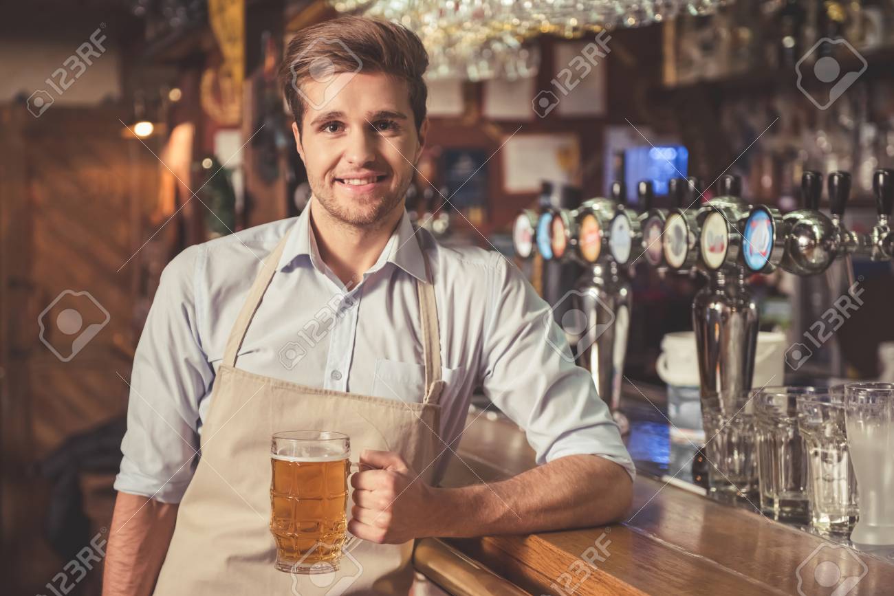 Mi cafetería. - Página 8 71648289-barman-guapo-est%C3%A1-sosteniendo-un-vaso-de-cerveza-mirando-a-c%C3%A1mara-y-sonriendo-mientras-est%C3%A1-de-pie-cerca-d