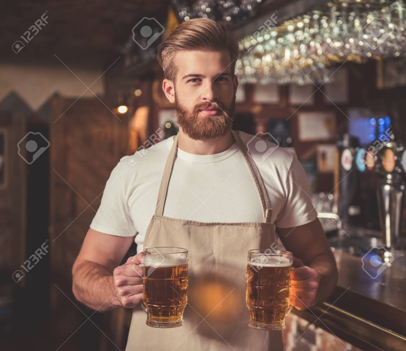 Mi cafetería. - Página 8 71734537-camarero-guapo-con-barba-en-el-delantal-es-la-celebraci%C3%B3n-de-la-cerveza-y-mirando-a-la-c%C3%A1mara-mientras-es