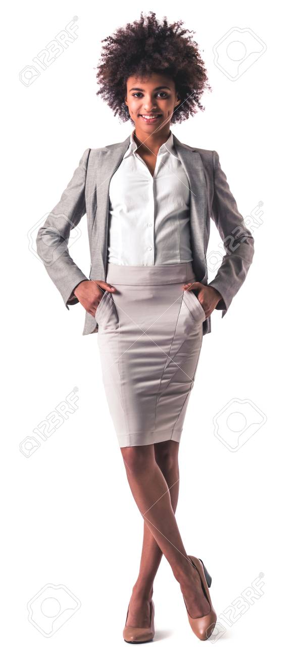 フォーマルな服装と立ちながら笑顔でビジネスの女性手 白で隔離のポケットに美しい若いアフロ アメリカンの完全な長さの肖像画 の写真素材 画像素材 Image フォーマルな服装と立ちながら笑顔でビジネスの女性手 白で隔離のポケットに美しい若いアフロ アメリカンの完全な長さの肖像画 の写真素材 画像素材 Image