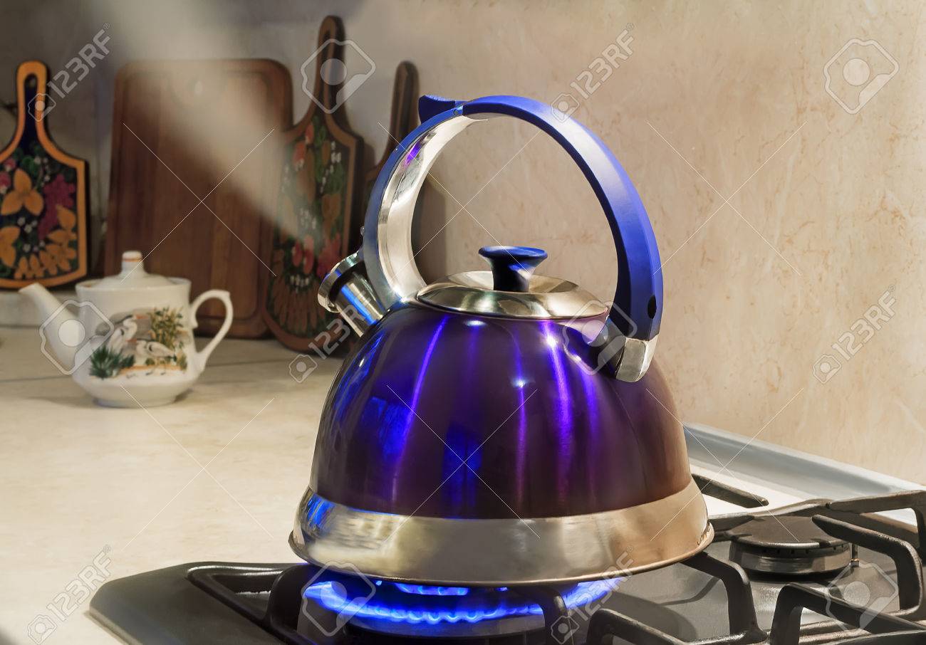 Blau Wasserkocher Mit Einem Signal Mit Kochendem Wasser Und Dampfstrahl Von Der Tulle Auf Dem Brennenden Gasherd Lizenzfreie Fotos Bilder Und Stock Fotografie Image 35045395
