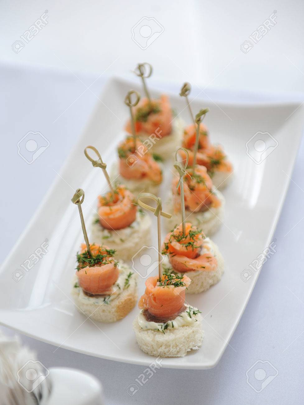 Canapes Con Salmon Pasta Queso Crema Y El Hinojo En La Placa