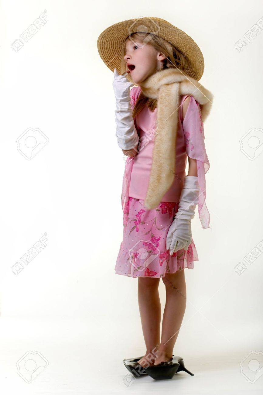 かわいいの 8 歳の少女が白い手袋と口紅を置くあまりにも大きいの高いヒールの靴を着用 の写真素材 画像素材 Image かわいいの 8 歳の少女が白い手袋と口紅を置くあまりにも大きいの高いヒールの靴を着用 の写真素材 画像素材 Image