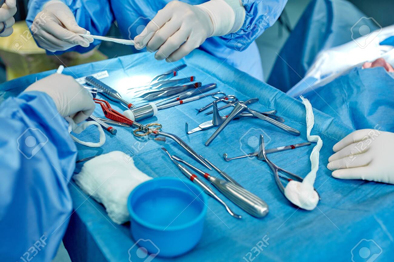 Surgical instruments and instruments, including scalpels, forceps and forceps, located on the table for surgery. Medicine, surgery, saving lives. - 125957318 Surgical instruments and instruments, including scalpels, forceps and forceps, located on the table for surgery. Medicine, surgery, saving lives. - 125957318