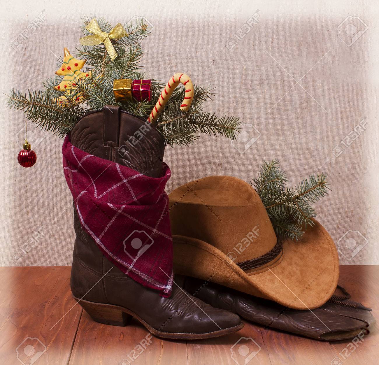 Zapatos De Vaquero Americano Y Sombrero Adornos Navideños Fotos, Retratos, Imágenes Y Fotografía De Archivo Libres De Derecho. Image 24065258.