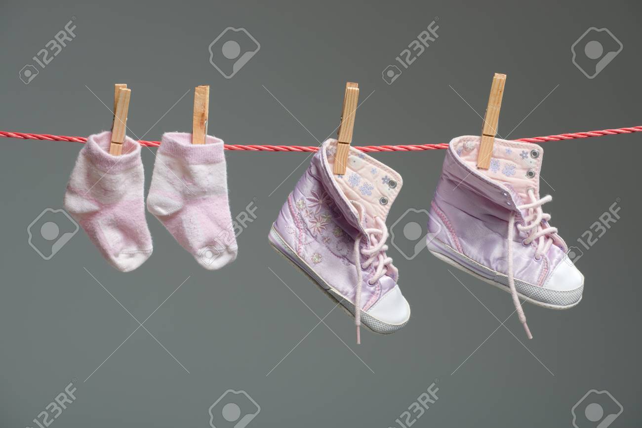 赤ちゃんの女の子の靴と靴下は洗濯物に の写真素材 画像素材 Image