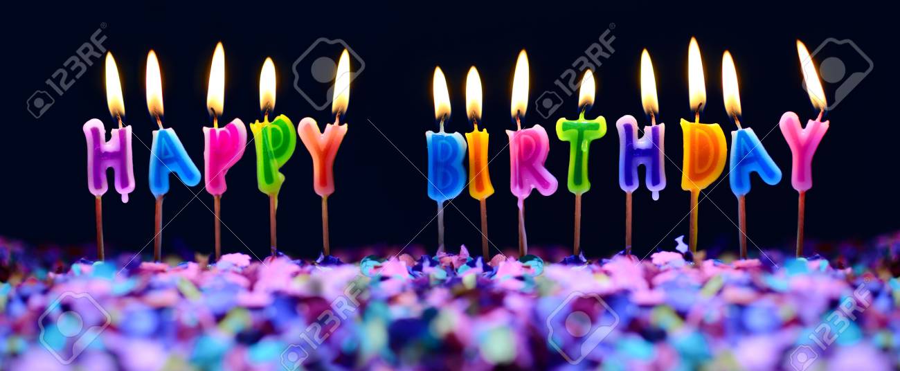 Bougies Joyeux Anniversaire Et Confettis Parti Isole Sur Fond Noir Banque D Images Et Photos Libres De Droits Image
